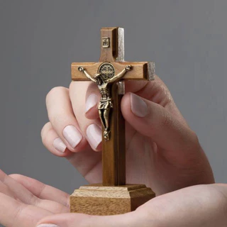 Crucifixo Para Mesa de Madeira com Medalha de São Bento